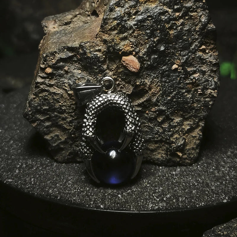 Collar Garra de Dragón con orbe místico: Portada de colección de colgantes y cadenas de acero inoxidable para estética dark en Chile.