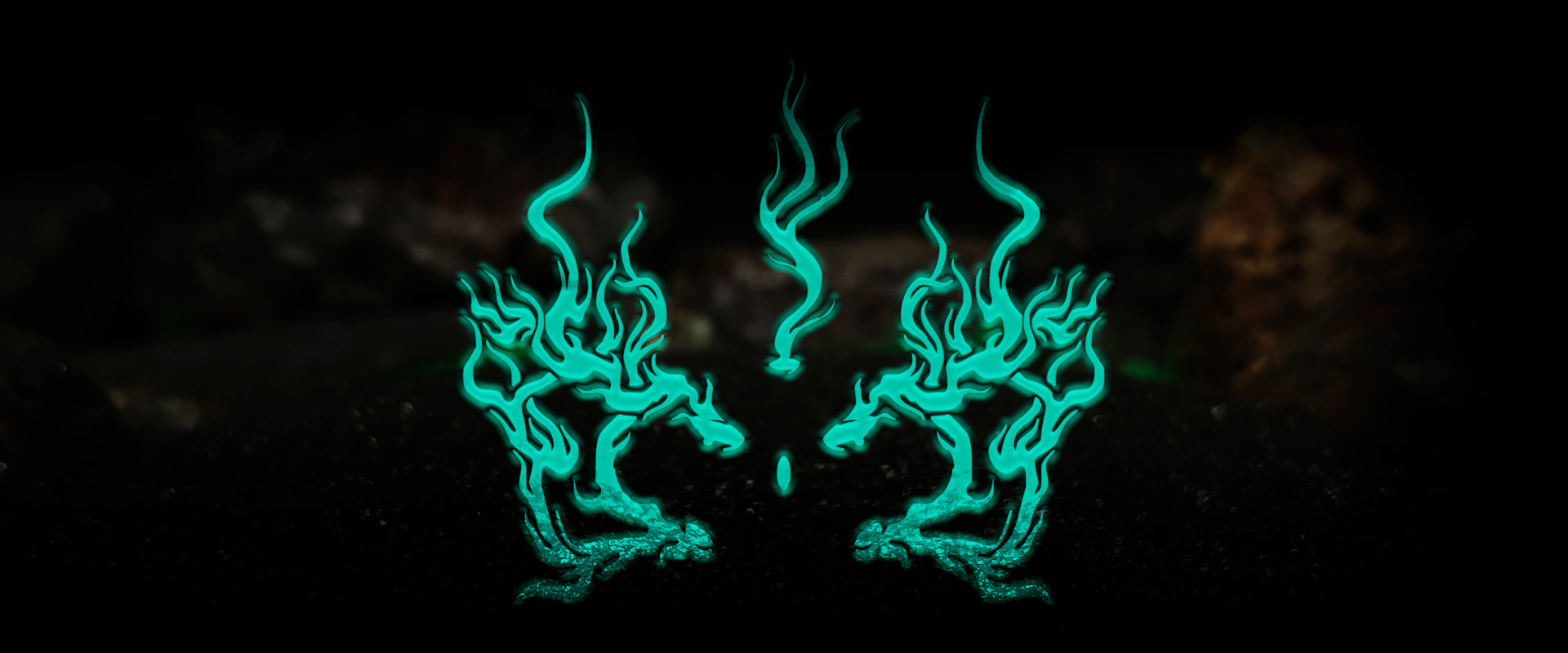 Banner decorativo de Abyssal Relics: Gráfico abstracto heráldico con llamas místicas en verde espectral para joyería gótica en Chile.