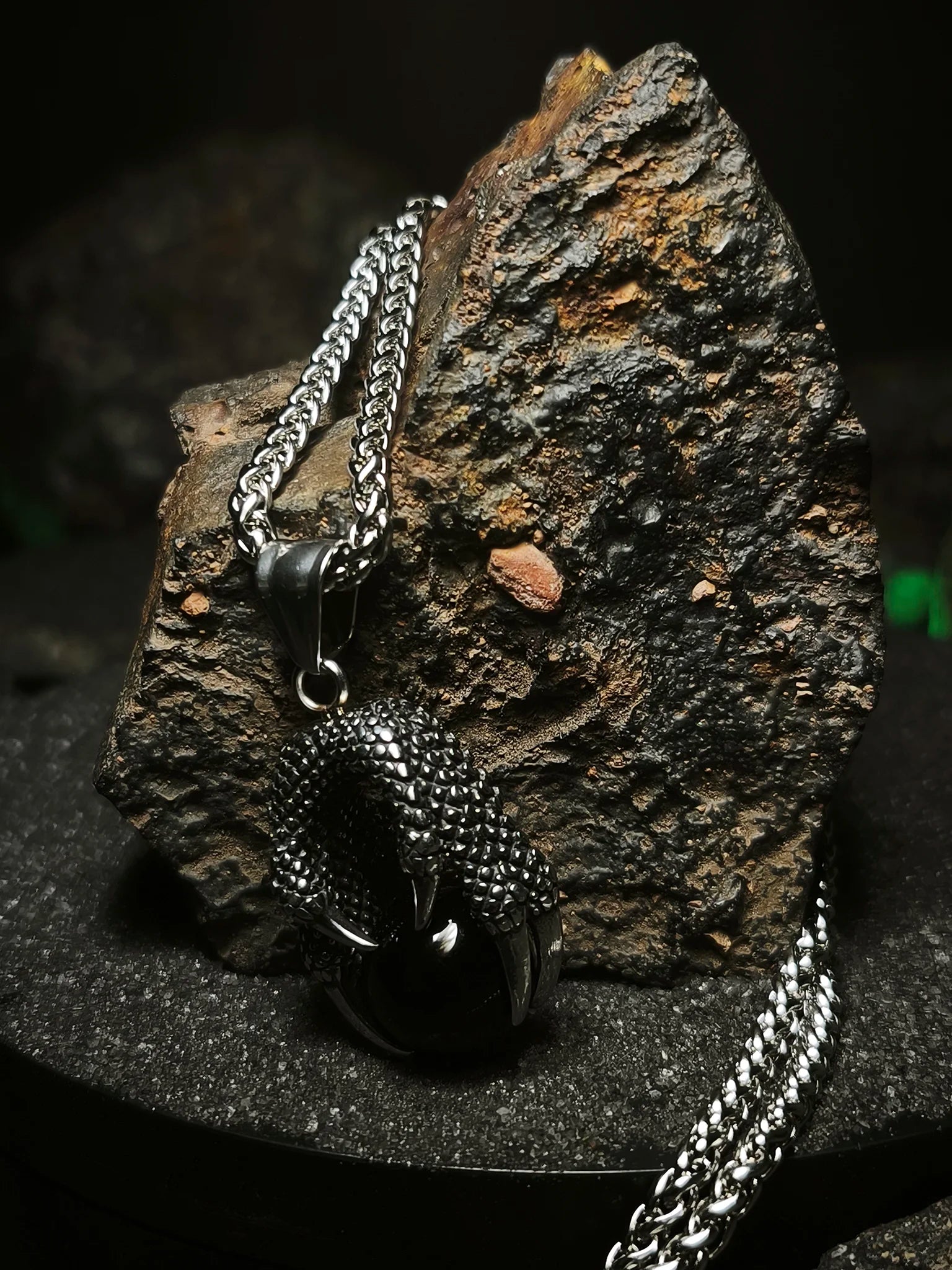 Orbe del Dragón Negro: Cadena de eslabones pesada con dije de garra y esfera oscura, joyería de alta densidad estilo punk en Chile.