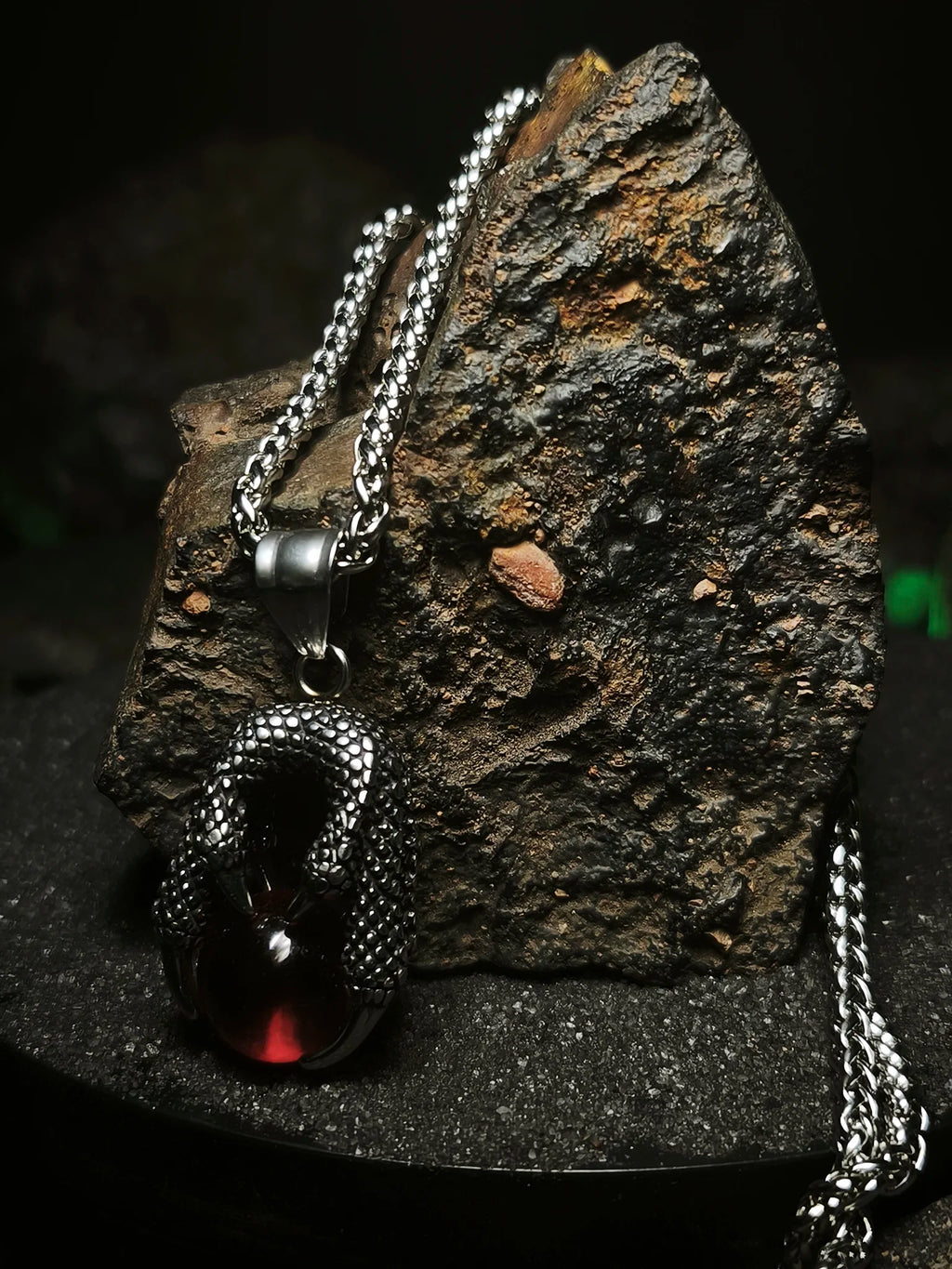 Orbe del Dragón Rojo: Cadena quirúrgica con dije de garra de dragón y orbe carmesí de alto contraste para estética metalera en Chile.