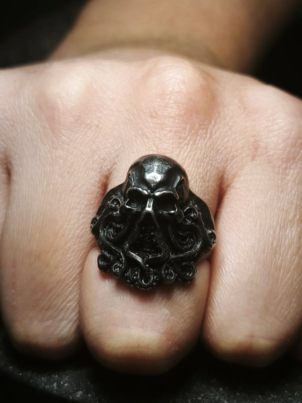 La Faz de Cthulhu: Vista frontal de anillo soberano del abismo de acero de alta densidad con diseño místico usado en el puño en Chile.