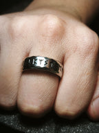 Legado de las Runas: Vista frontal de anillo con grabado del alfabeto futhark de acero quirúrgico usado en el puño en Chile.