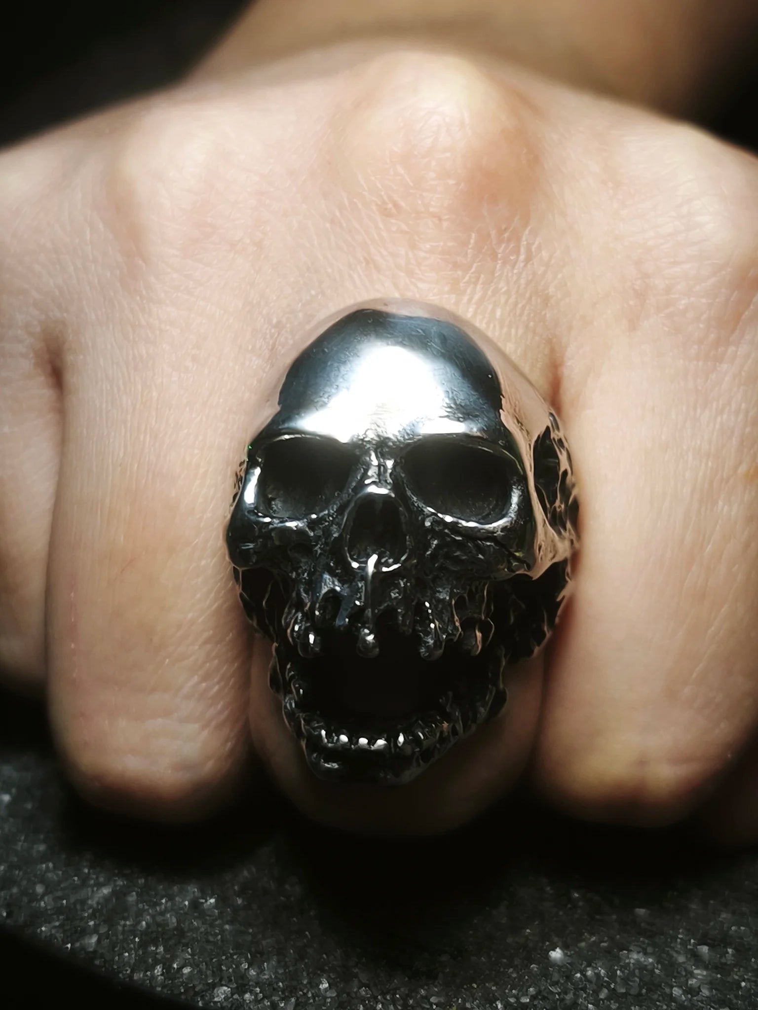 Reliquia del Devorador Steel: Anillo de calavera memento mori de proporciones colosales en acero inoxidable puro brillante en Chile.