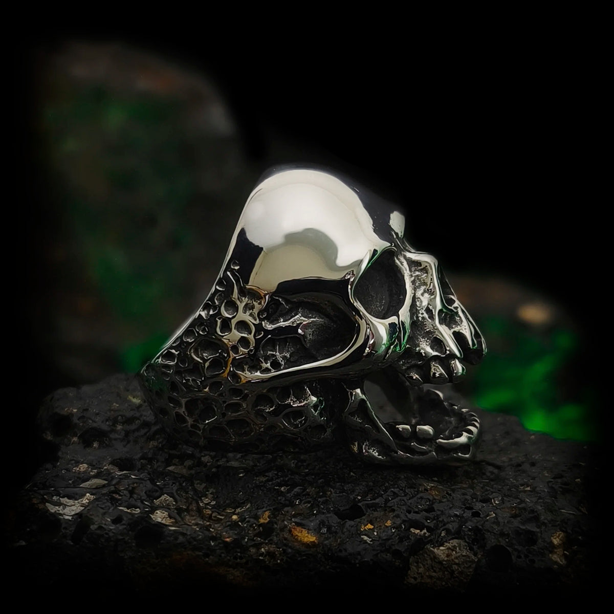 Vista lateral del anillo calavera El Clamor de Baudelaire en acero macizo con relieve óseo y calota pulida | Abyssal Relics.