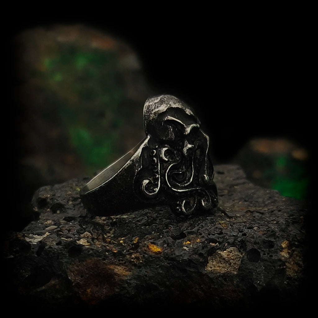 Vista lateral del anillo de Cthulhu en acero macizo Soberano del Abismo con relieve de tentáculos | Abyssal Relics.