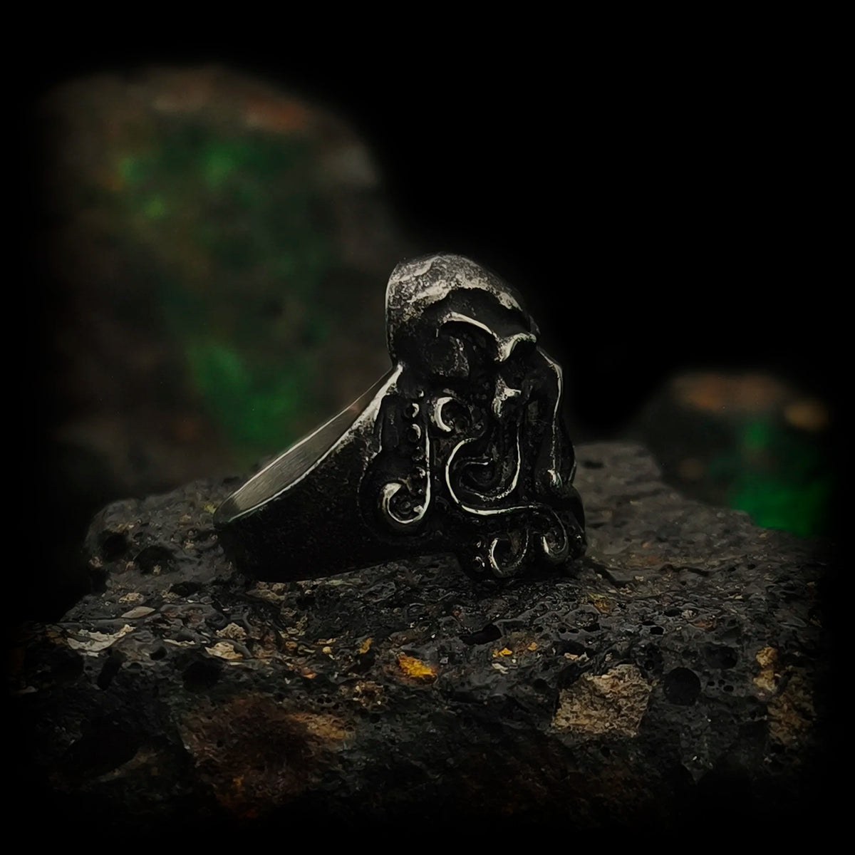 Vista lateral del anillo de Cthulhu en acero macizo Soberano del Abismo con relieve de tentáculos | Abyssal Relics.