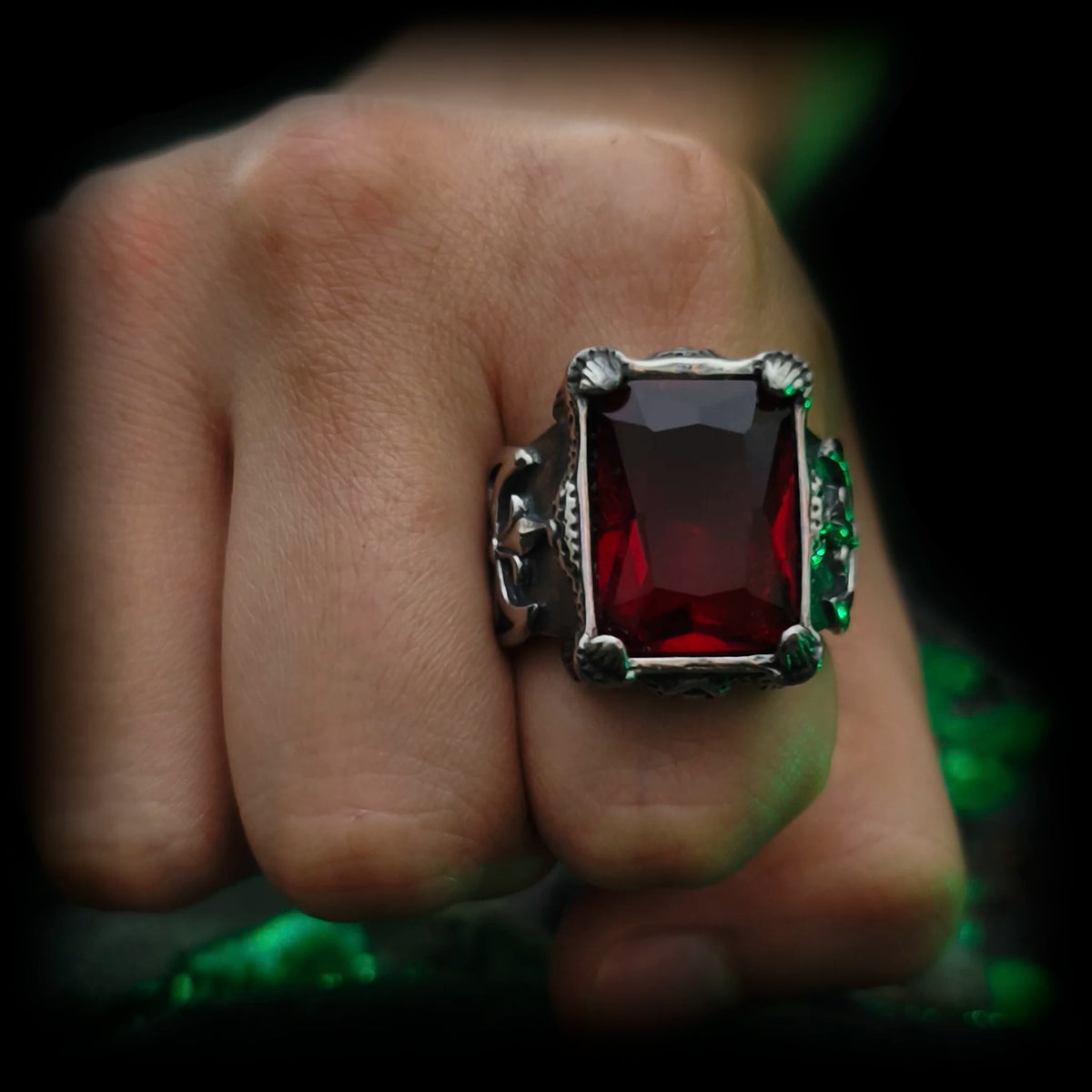 Anillo de piedra roja grande El Baile de la Muerte Roja puesto en mano de hombre | Joyería Abyssal Relics.