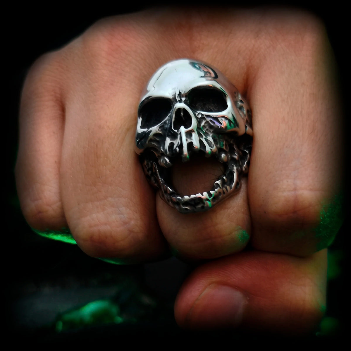 Anillo calavera grande de 33 gramos puesto en mano de hombre, calce del Clamor de Baudelaire en Abyssal Relics Chile.