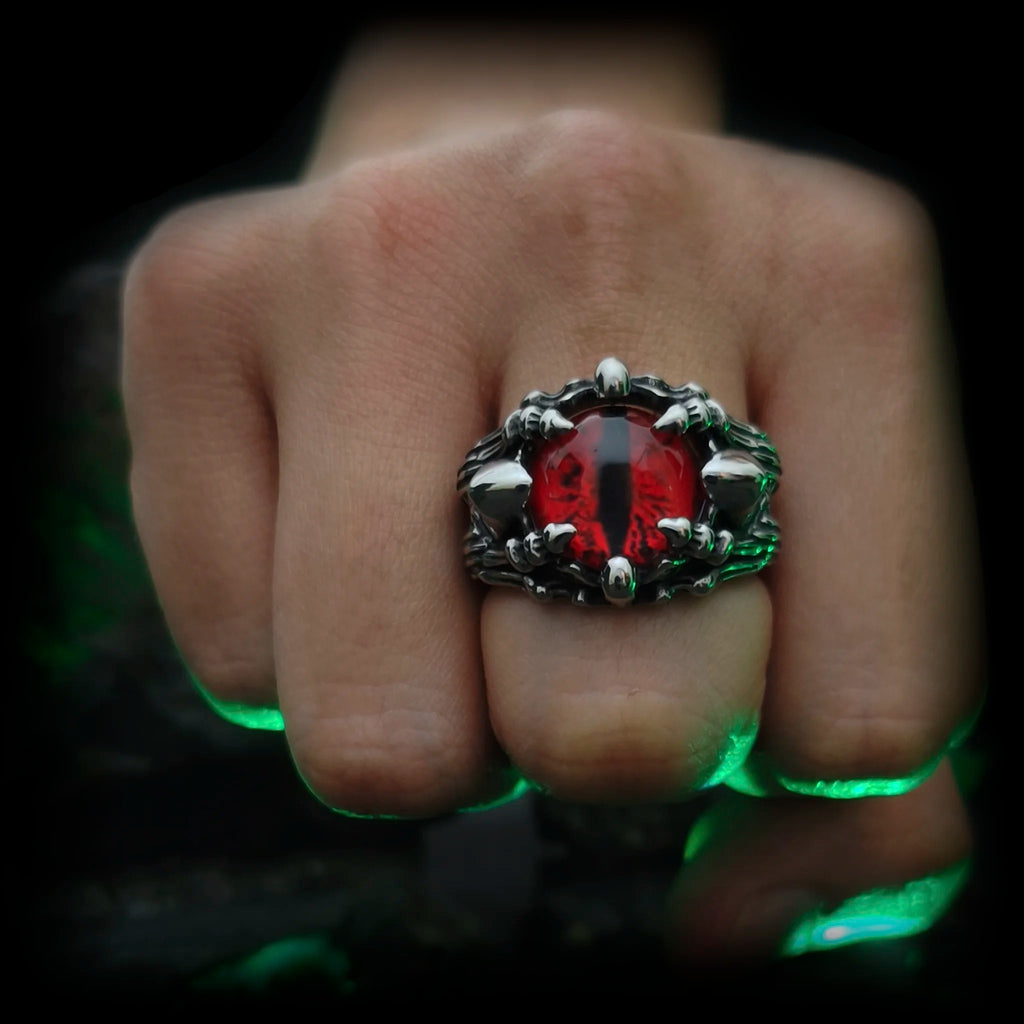 Anillo de ojo rojo gótico El Ojo del Pandemónium puesto en mano de hombre | Joyería de acero Abyssal Relics.
