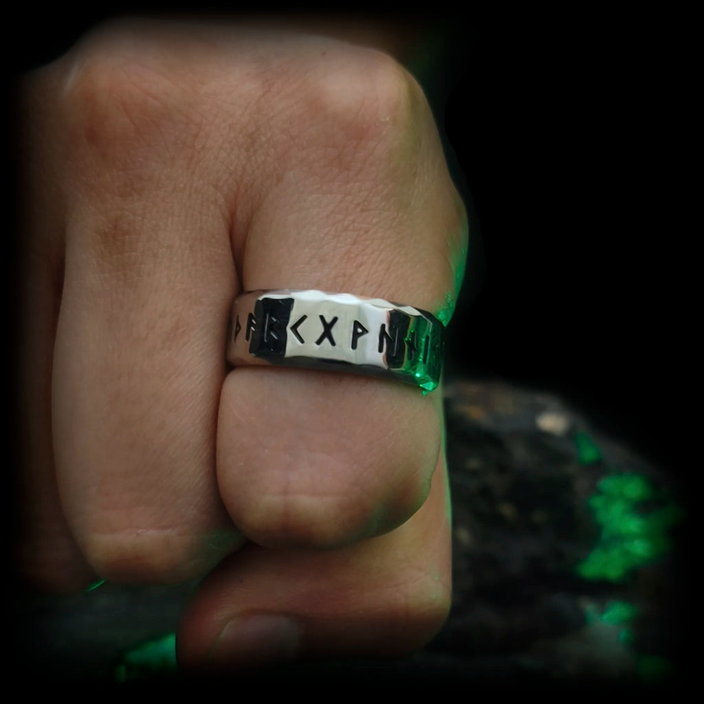 Anillo vikingo con runas nórdicas El Rúnatal de Odín puesto en mano de hombre | Joyería de acero Abyssal Relics.