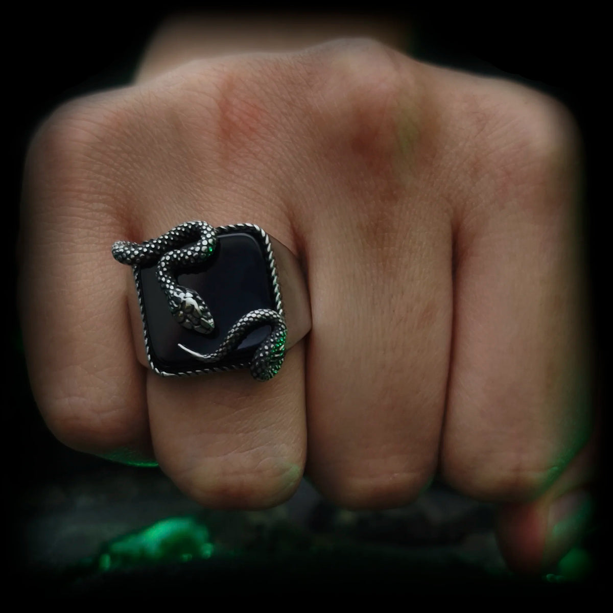 Anillo de sello gótico con serpiente Sello de Nigredo puesto en mano de hombre | Joyería Abyssal Relics.