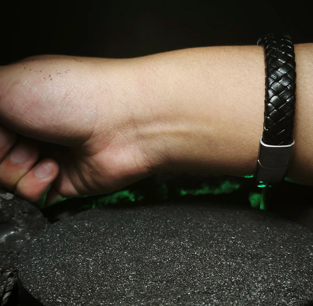 Sello de Vegvísir: Vista del cierre metálico de acero inoxidable en brazalete de cuero trenzado negro para hombre en Chile.