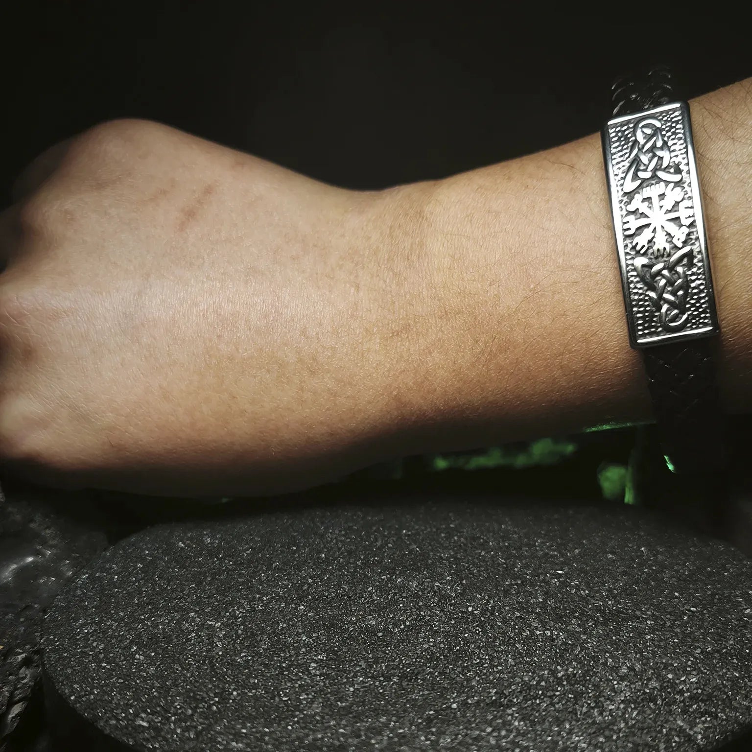 Sello de Vegvísir: Pulsera de cuero trenzado para hombre con placa de acero rúnica vikinga puesta en la muñeca en Chile.