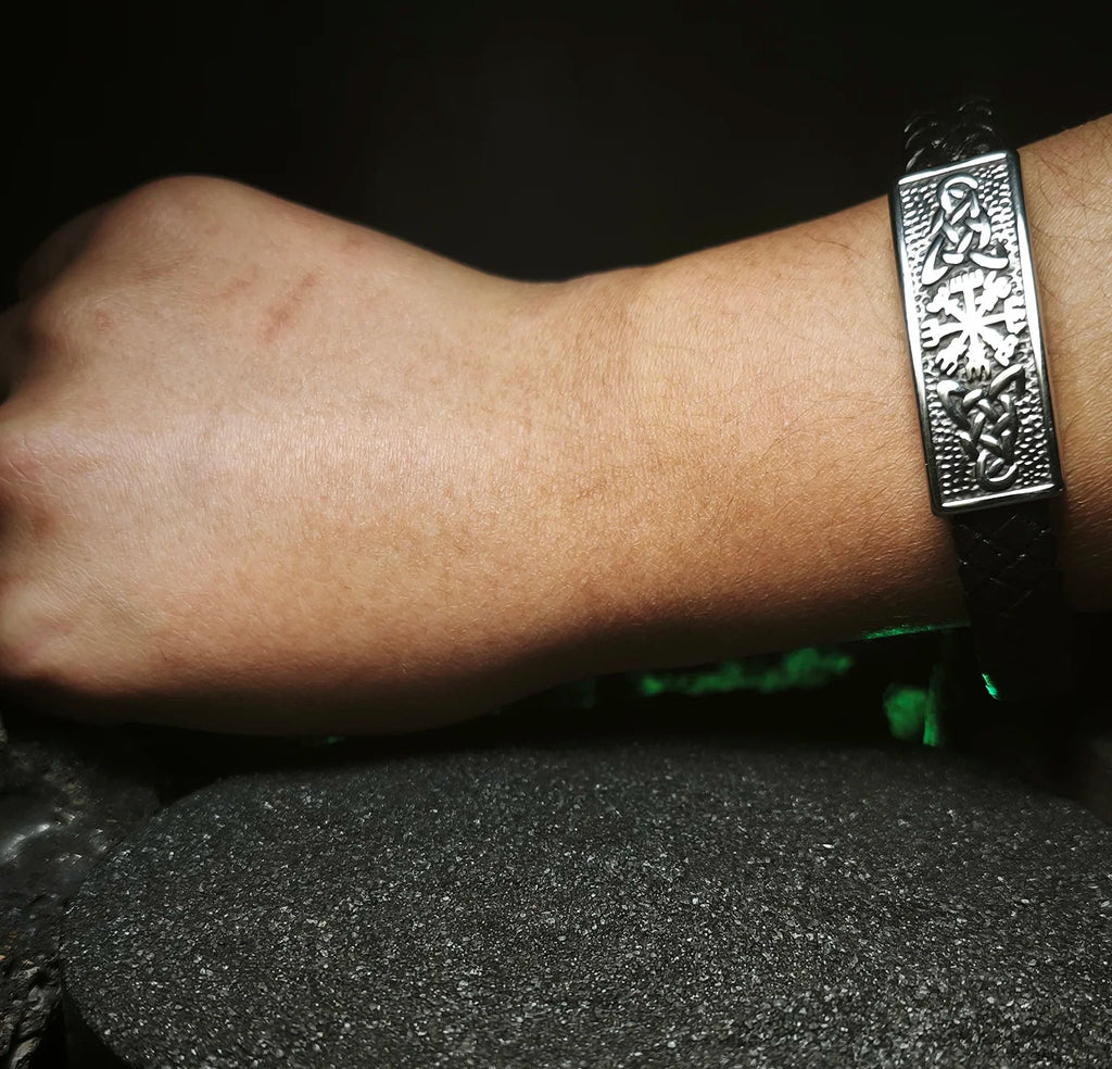 Sello de Vegvísir: Pulsera de cuero trenzado para hombre con placa de acero rúnica vikinga puesta en la muñeca en Chile.