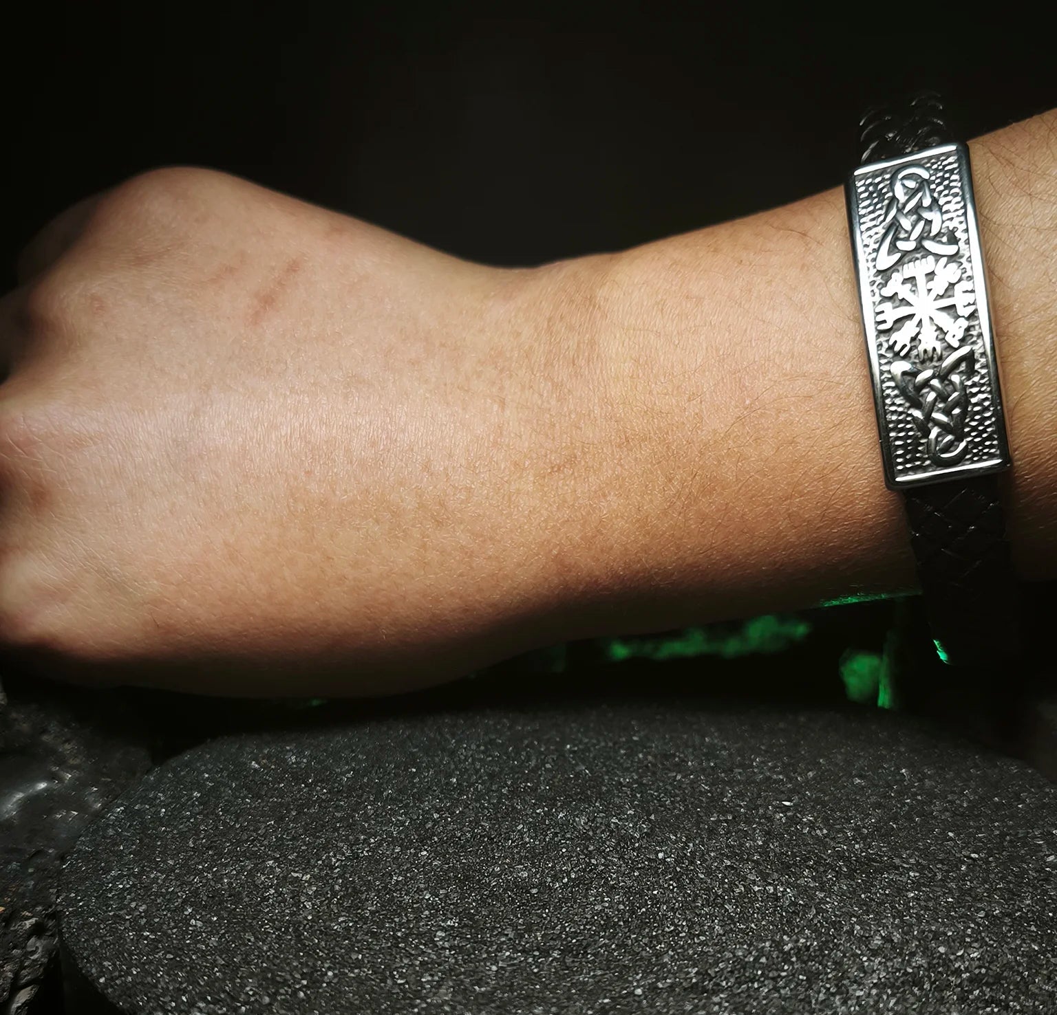 Sello de Vegvísir: Pulsera de cuero trenzado para hombre con placa de acero rúnica vikinga puesta en la muñeca en Chile.
