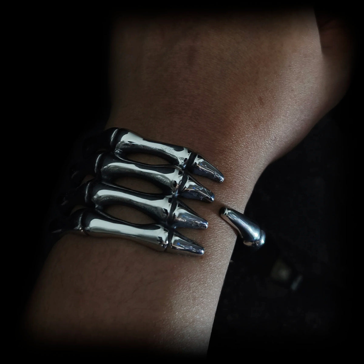 Brazalete de mano de calavera La Garra de Maupassant de 100 gramos puesto en muñeca | Abyssal Relics.