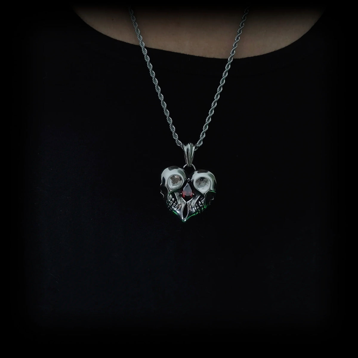 Colgante gótico de corazón y calaveras Promesa de Ultramundo puesto en pecho de hombre | Abyssal Relics.