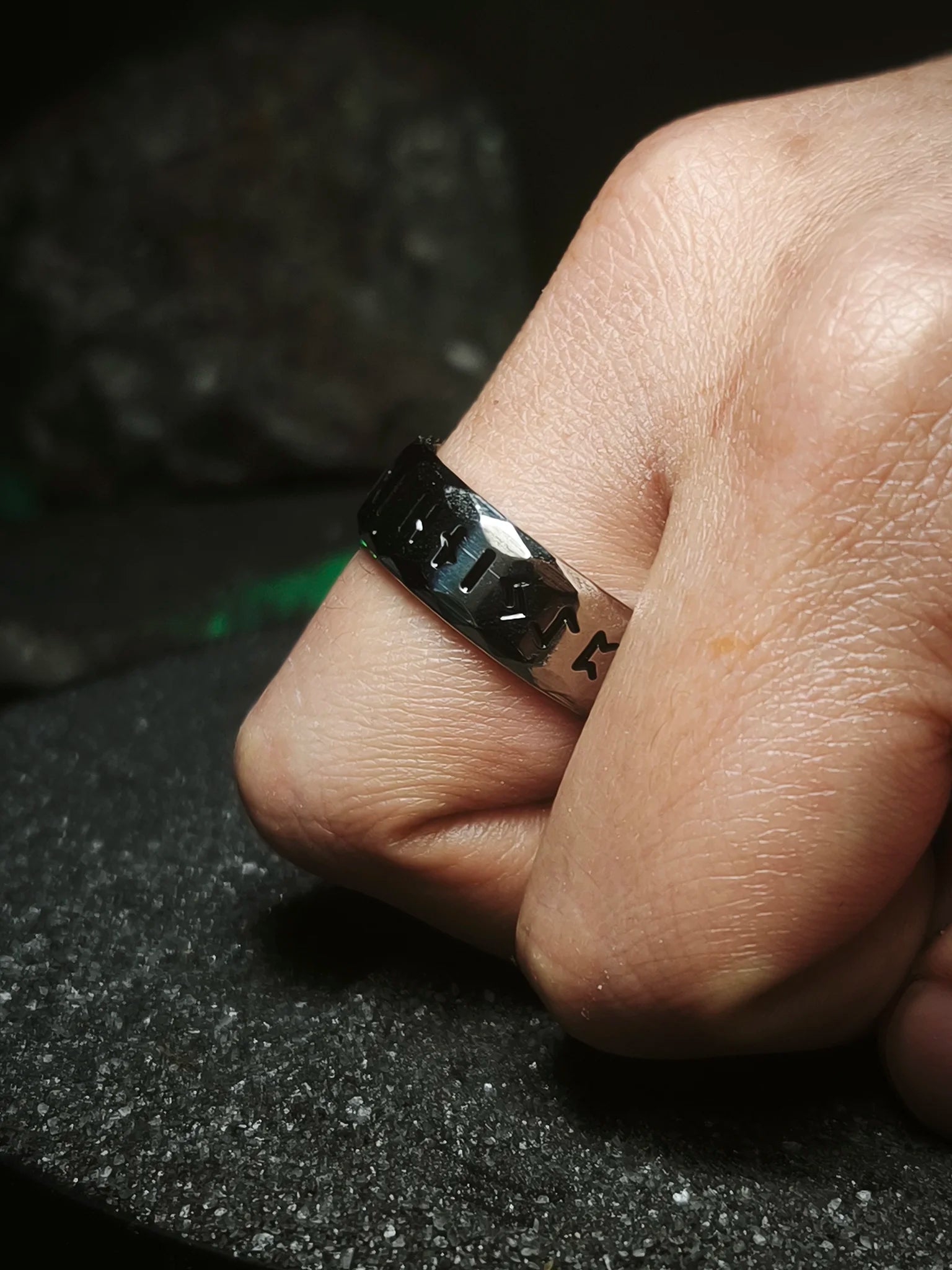 Legado de las Runas: Anillo rúnico vikingo de acero inoxidable con cantos facetados puesto en la mano en Chile.
