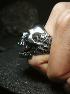 Reliquia del Devorador Steel: Anillo de calavera macizo de acero pulido brillante puesto en la mano estilo biker y punk en Chile.