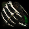Brazalete gótico de mano esquelética La Garra de Maupassant en acero macizo sobre roca | Abyssal Relics.