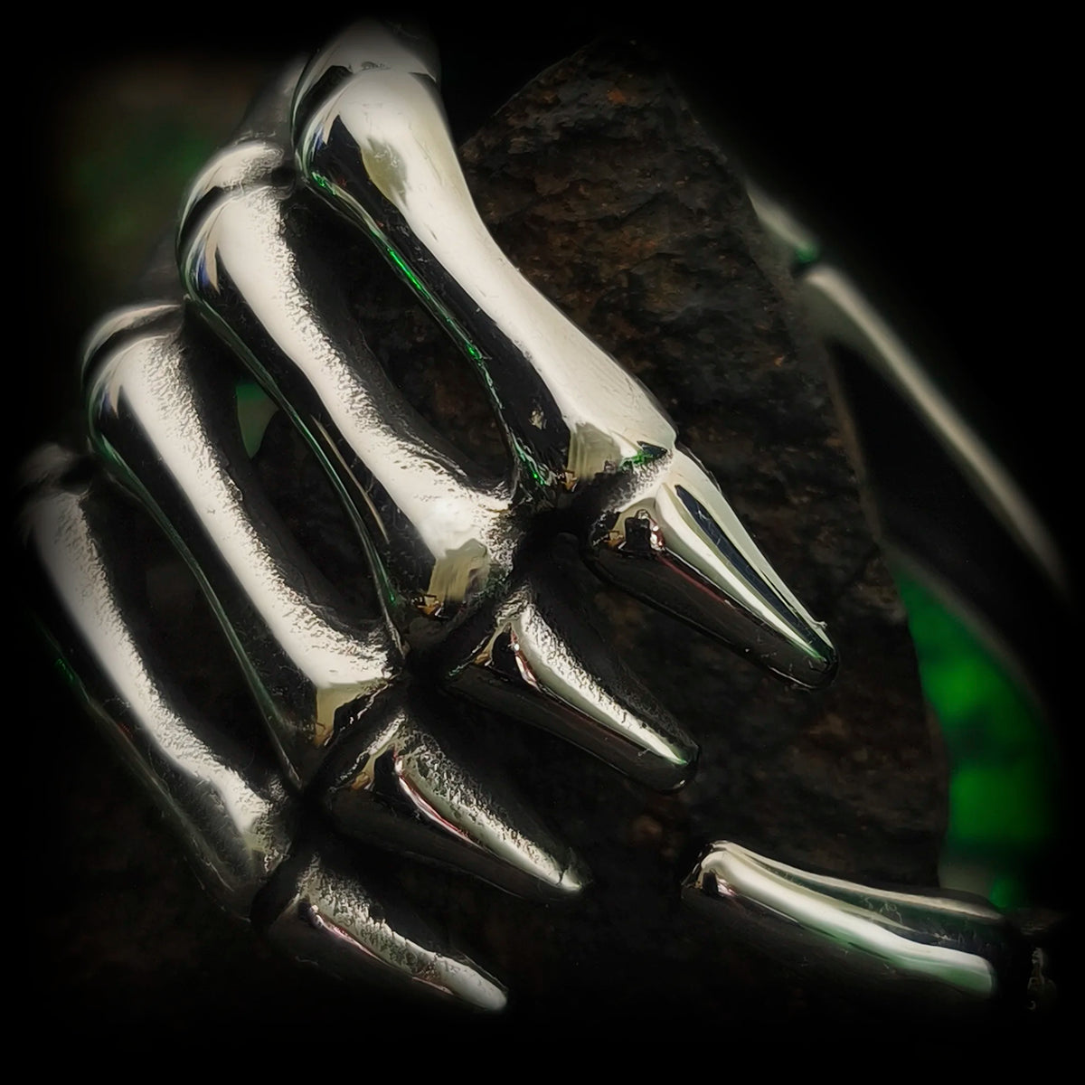 Brazalete gótico de mano esquelética La Garra de Maupassant en acero macizo sobre roca | Abyssal Relics.
