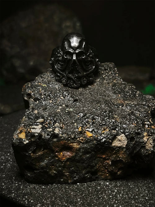 La Faz de Cthulhu: Foto de portada de anillo soberano del abismo con diseño de horror cósmico y tentáculos esculpidos en acero pulido en Chile.