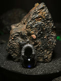 Orbe del Dragón Azul: Foto de portada para collar de acero inoxidable con garra de dragón abrazando un cristal azul profundo en Chile.