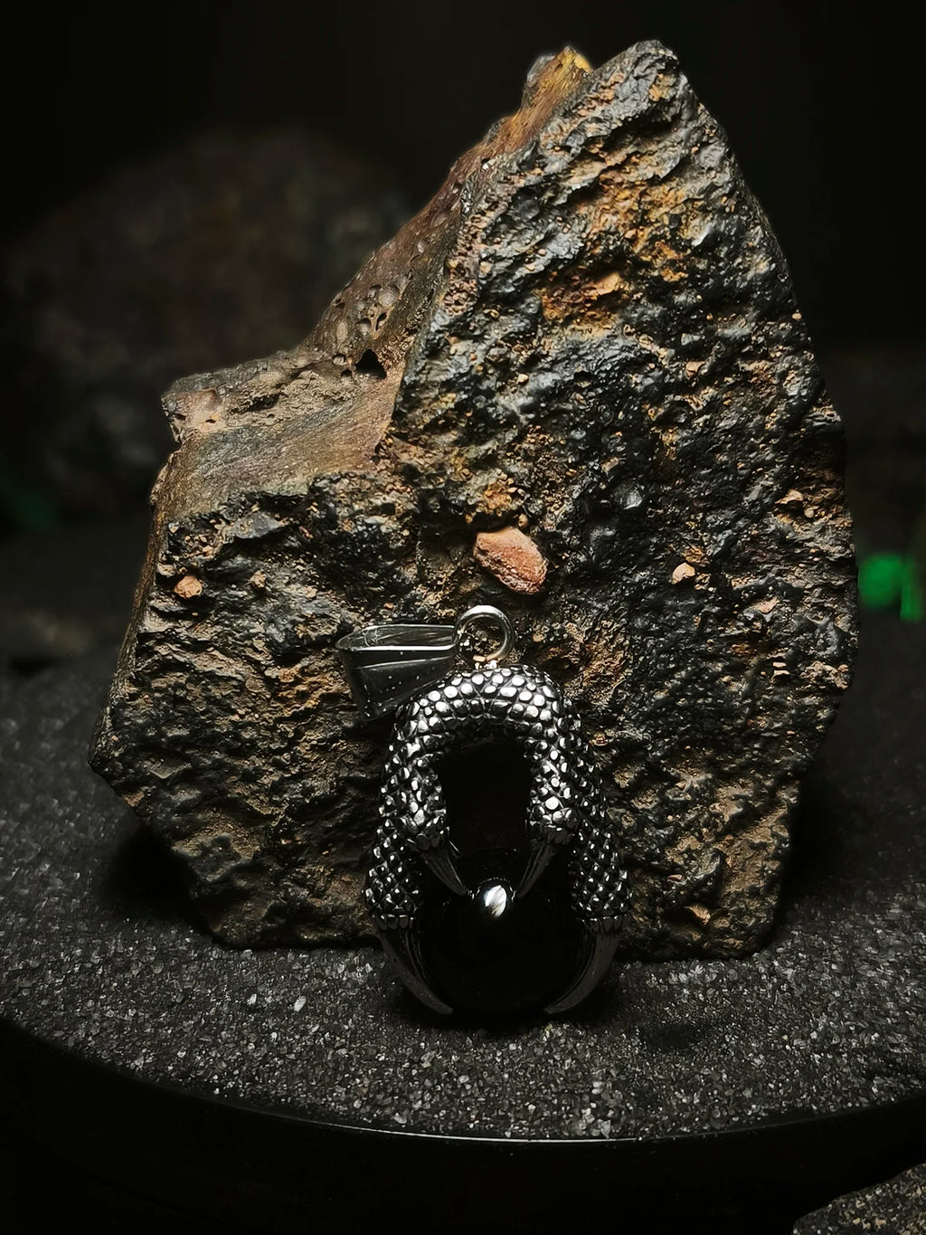 Orbe del Dragón Negro: Foto de portada para amuleto oscuro con dije de garra de acero texturizado y esfera negra mate en Chile.