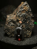 Orbe del Dragón Rojo: Foto de portada para collar con dije de garra primordial de acero y piedra roja mística en Chile.