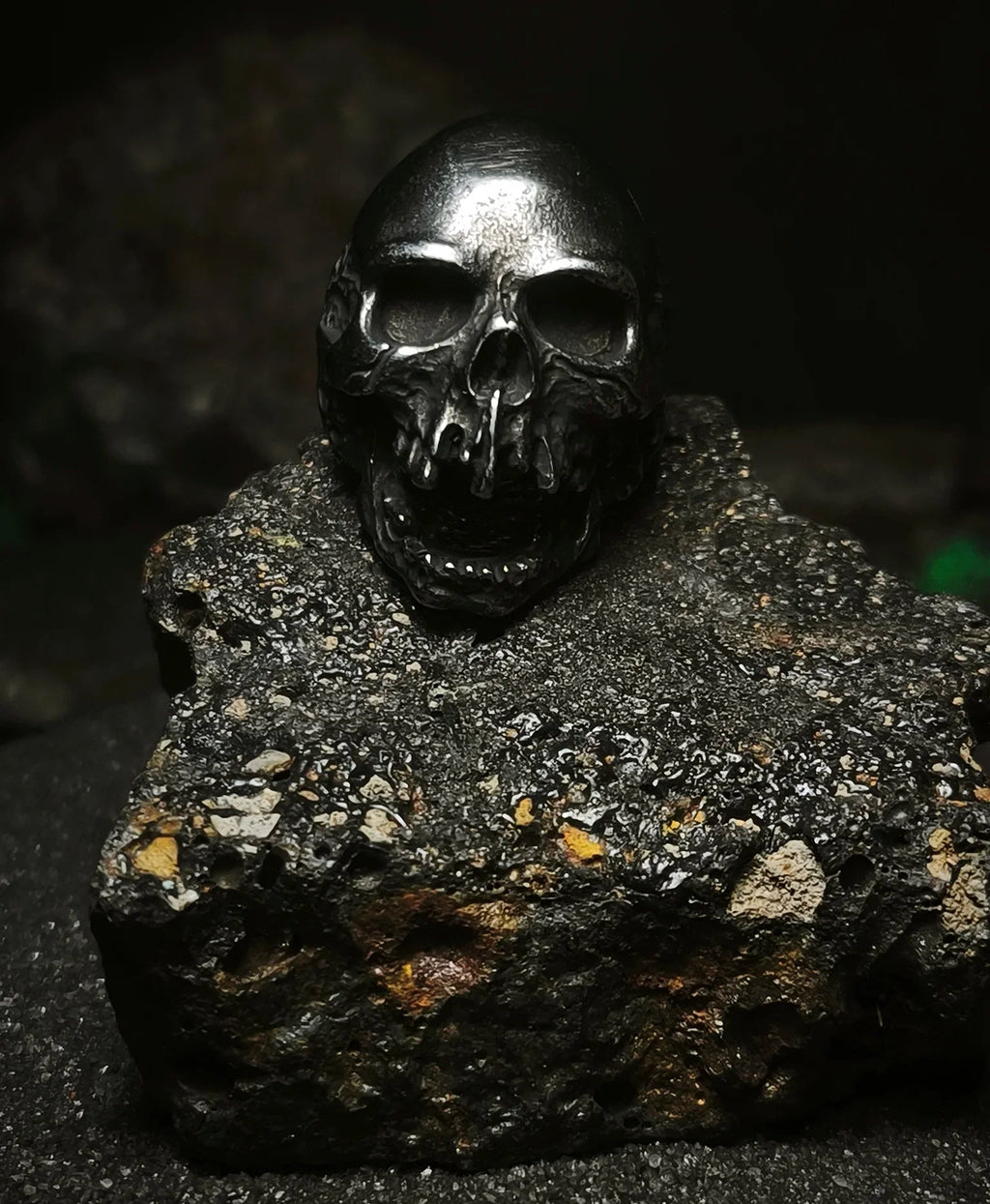 Reliquia del Devorador Antique: Foto frontal de anillo de calavera memento mori con acabado envejecido oscuro estilo punk y biker en Chile.