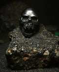 Reliquia del Devorador Antique: Foto frontal de anillo de calavera memento mori con acabado envejecido oscuro estilo punk y biker en Chile.