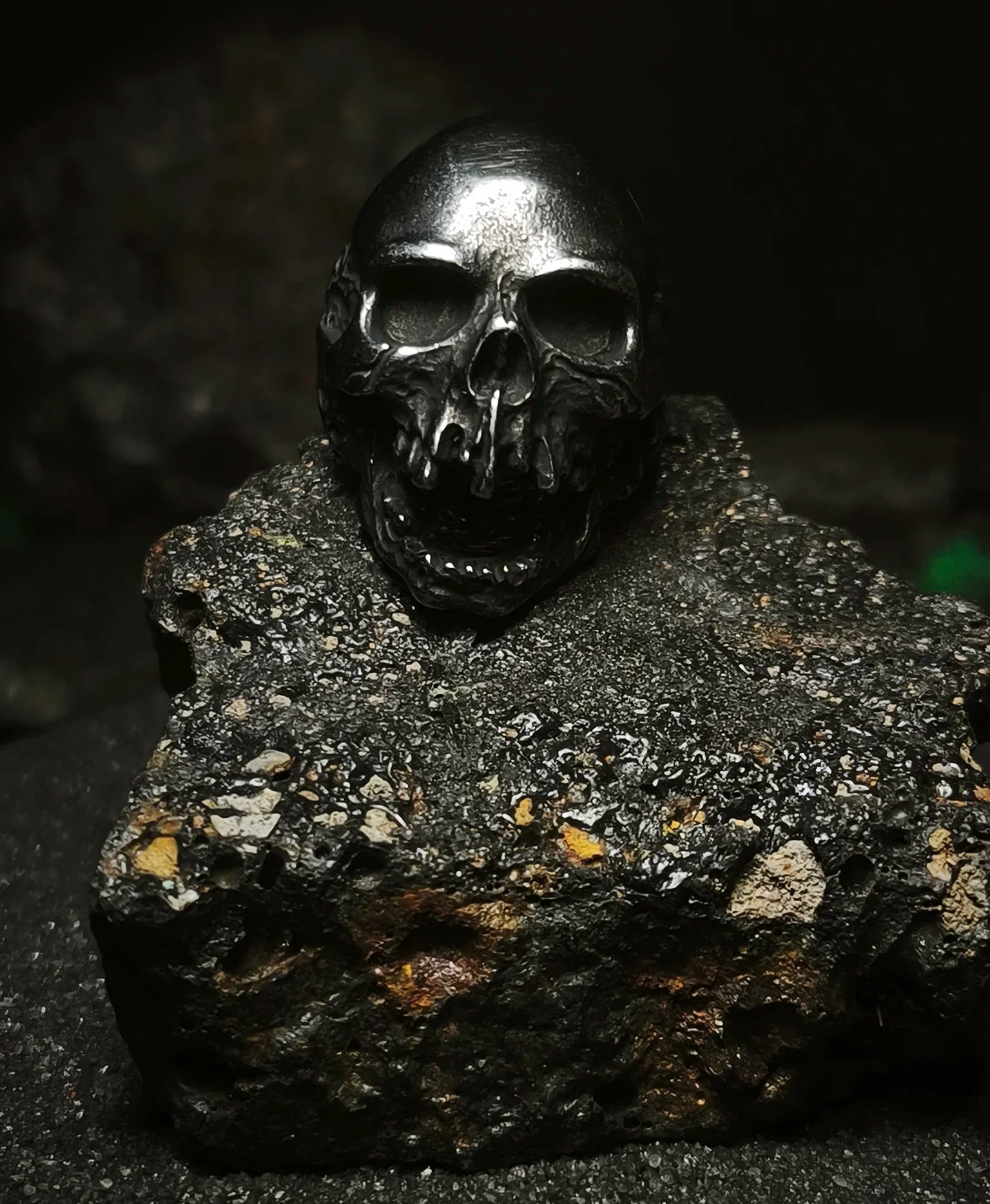 Reliquia del Devorador Antique: Foto frontal de anillo de calavera memento mori con acabado envejecido oscuro estilo punk y biker en Chile.