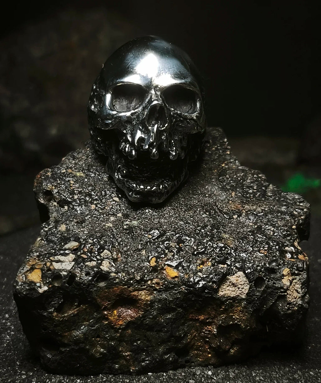 Reliquia del Devorador Steel: Foto frontal de anillo de calavera macizo en acero inoxidable puro estilo gótico y metal extremo en Chile.
