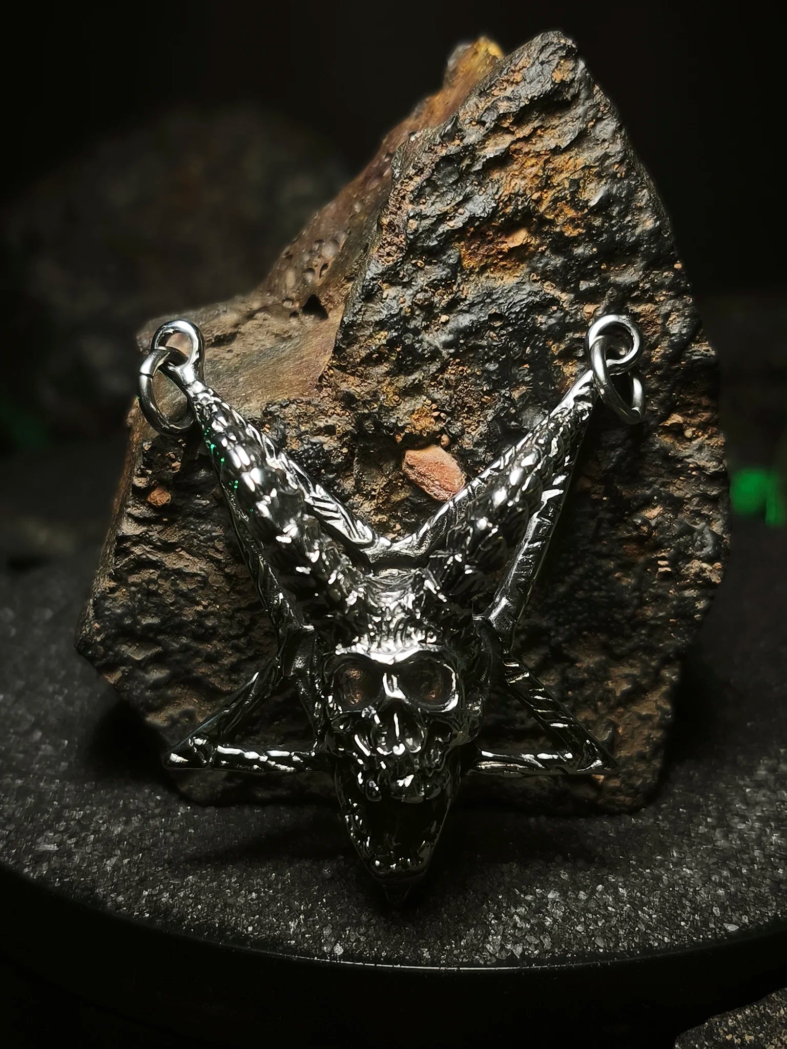 Sello de Mendes: Foto de portada frontal de collar con dije de pentagrama baphomet ocultista en acero inoxidable puro en Chile.
