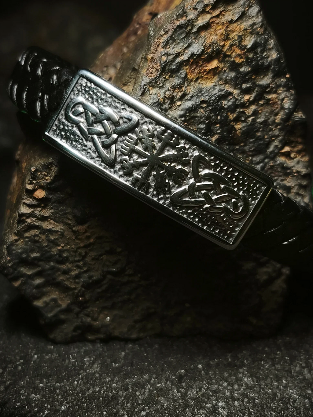 Sello de Vegvísir: Foto de portada frontal de brazalete de cuero trenzado negro y placa de acero con brújula rúnica nórdica en Chile.