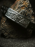 Sello de Vegvísir: Foto de portada frontal de brazalete de cuero trenzado negro y placa de acero con brújula rúnica nórdica en Chile.