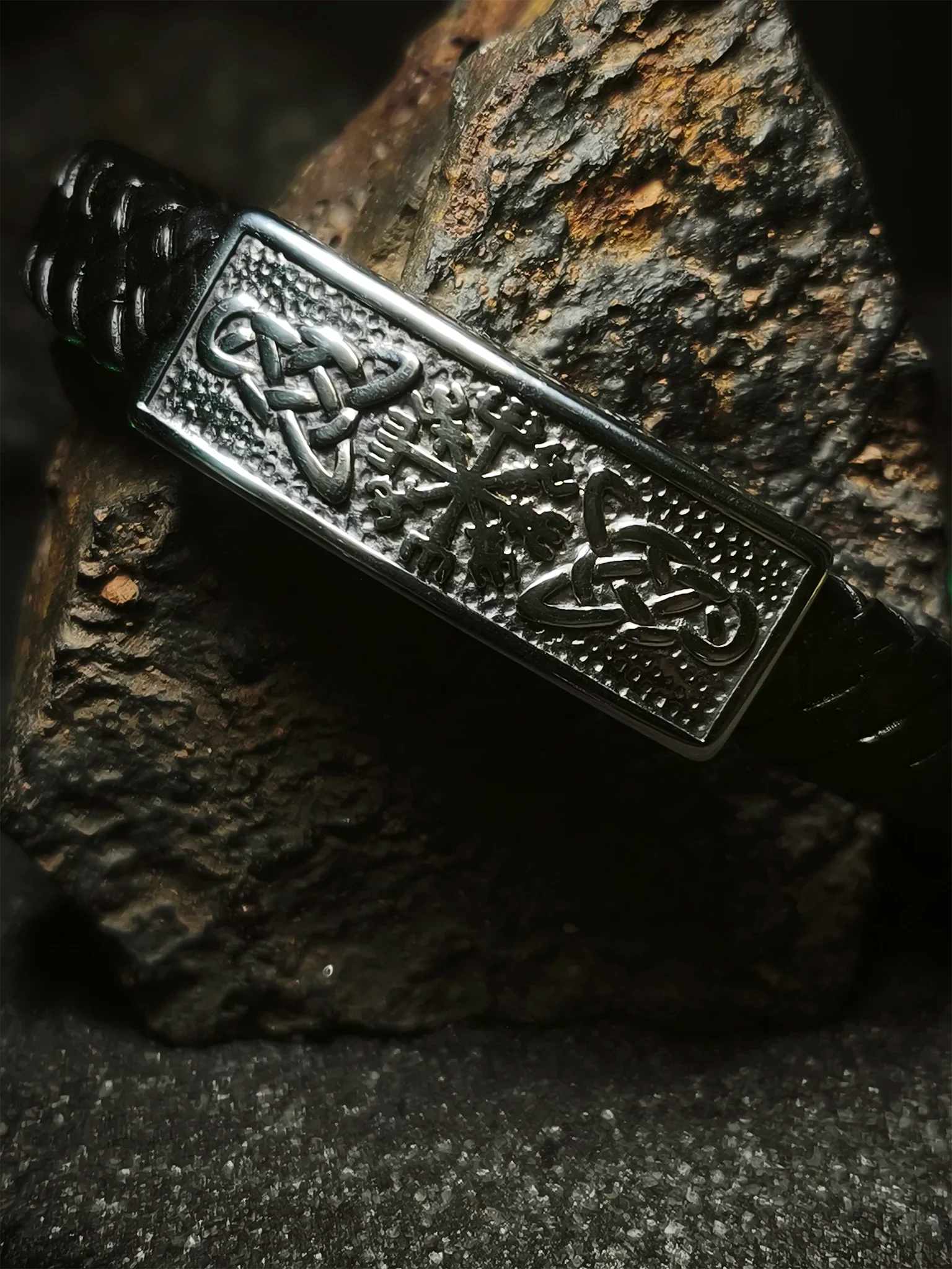 Sello de Vegvísir: Foto de portada frontal de brazalete de cuero trenzado negro y placa de acero con brújula rúnica nórdica en Chile.
