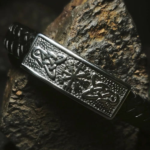 Sello de Vegvísir: Foto de portada frontal de brazalete de cuero trenzado negro y placa de acero con brújula rúnica nórdica en Chile.