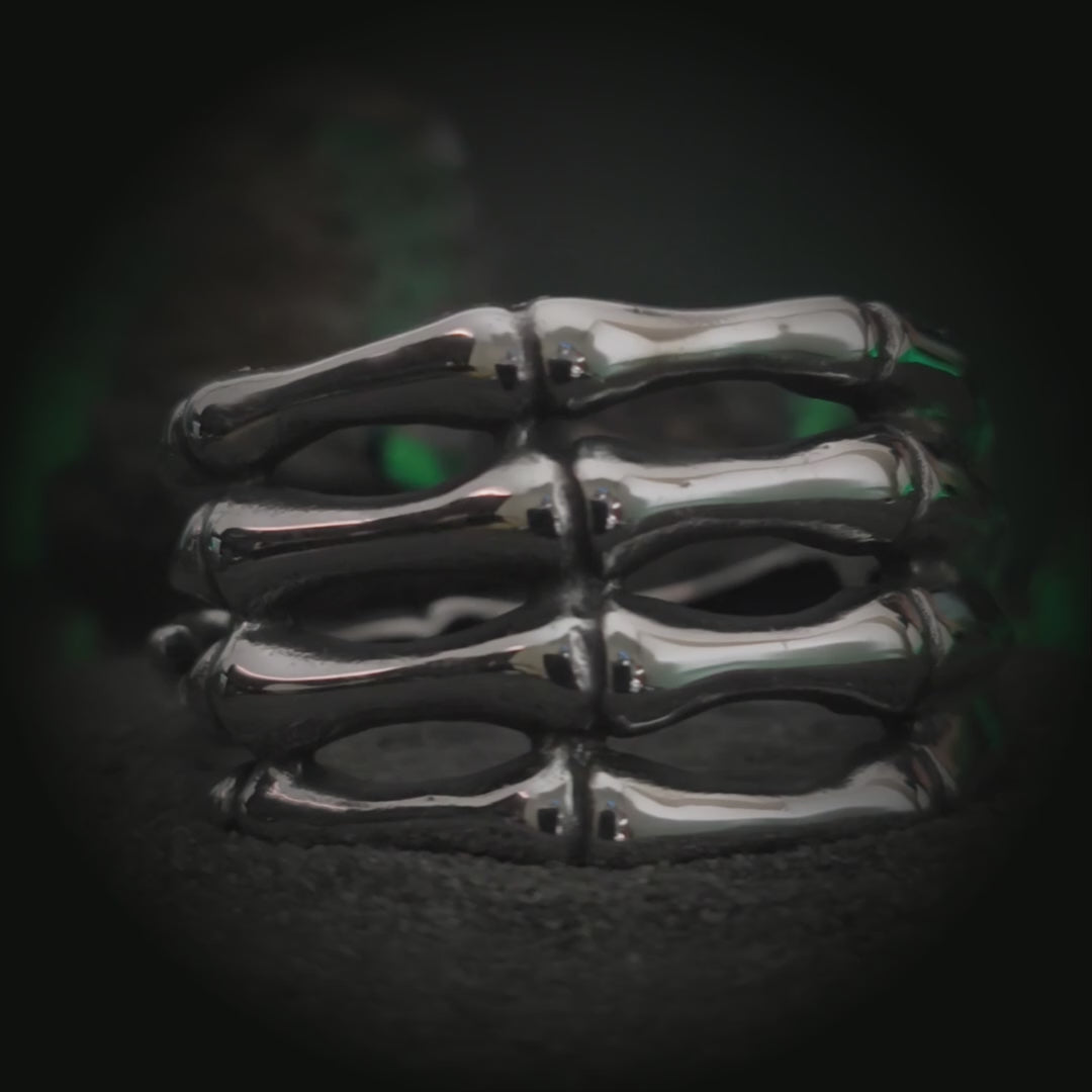 Vista en rotación 360 grados del brazalete de hueso en acero La Garra de Maupassant | Abyssal Relics.