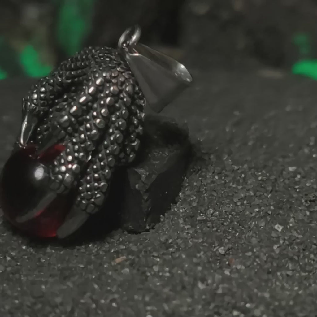 Orbe del Dragón: Video de collar garra primordial de acero con piedra roja mística estilo dark fantasy en Chile.