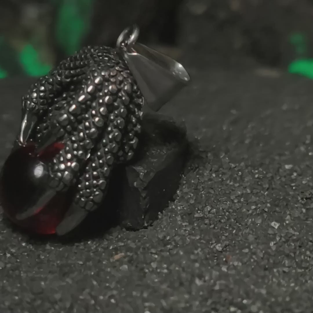 Orbe del Dragón: Video de collar garra primordial de acero con piedra roja mística estilo dark fantasy en Chile.