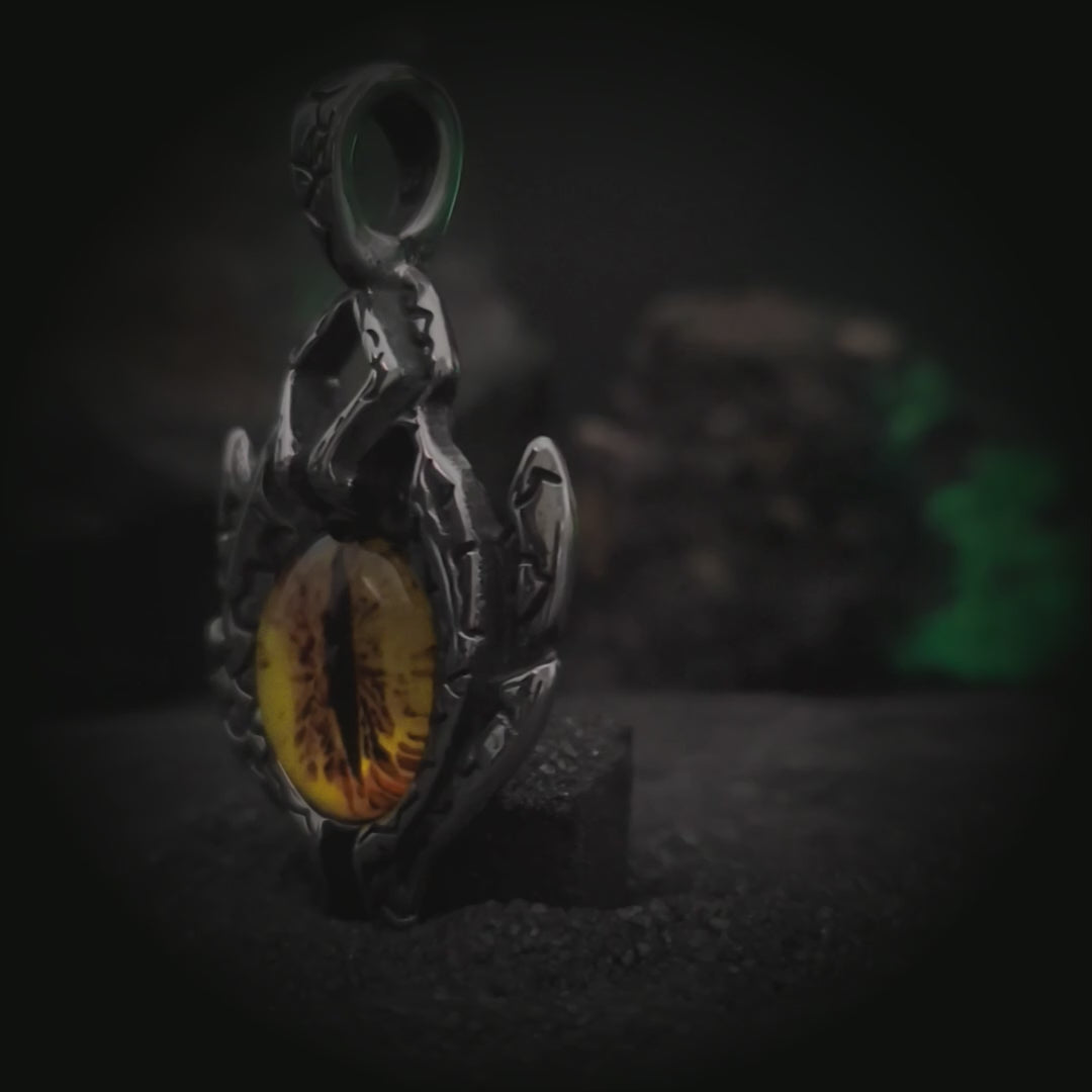 Vista en rotación 360 grados del colgante de ojo de dragón ámbar El Ojo de Fafnir en acero | Abyssal Relics.