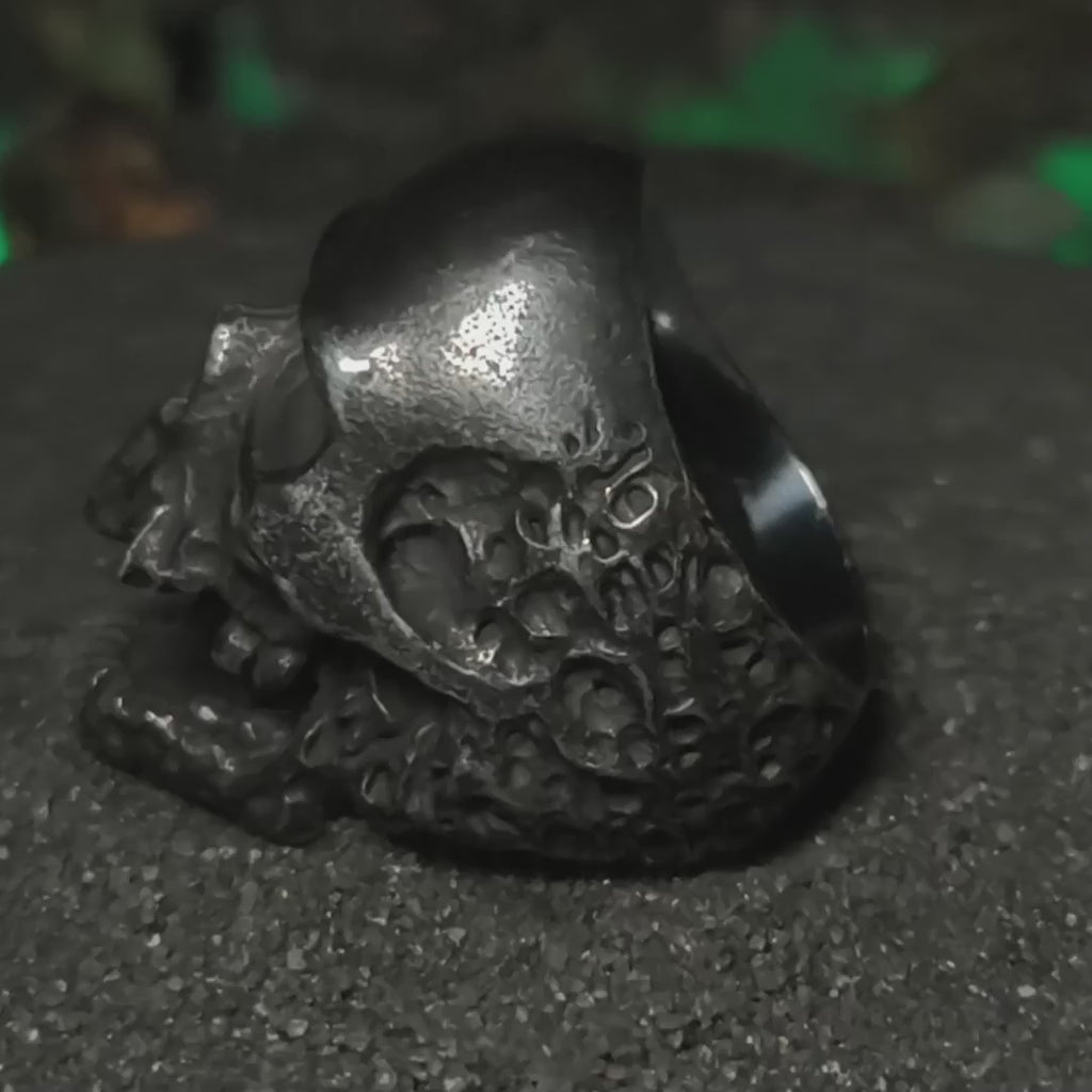 Reliquia del Devorador Antique: Video de anillo de calavera memento mori con acabado vintage texturizado de cripta medieval en Chile.