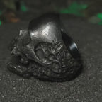 Reliquia del Devorador Antique: Video de anillo de calavera memento mori con acabado vintage texturizado de cripta medieval en Chile.