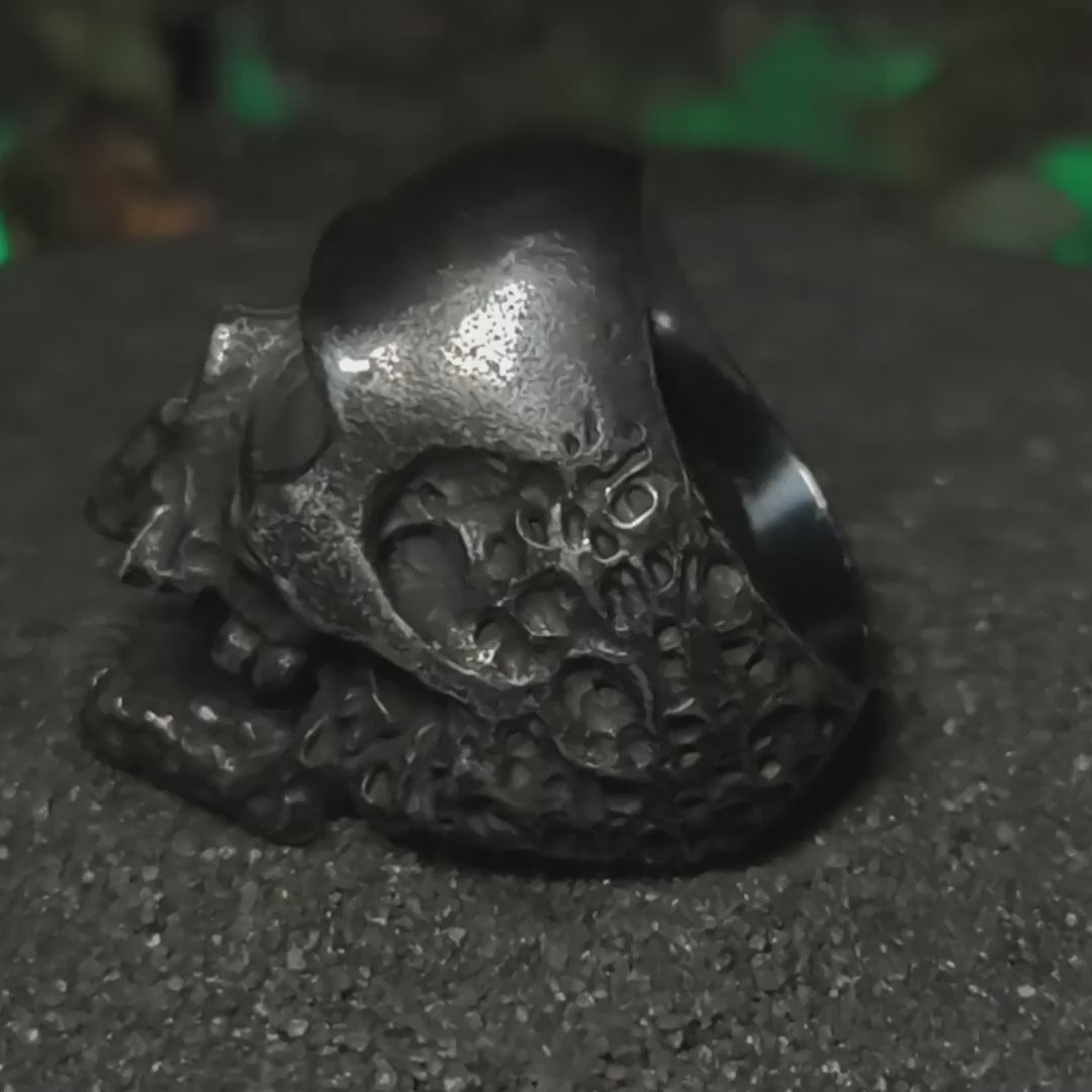 Reliquia del Devorador Antique: Video de anillo de calavera memento mori con acabado vintage texturizado de cripta medieval en Chile.