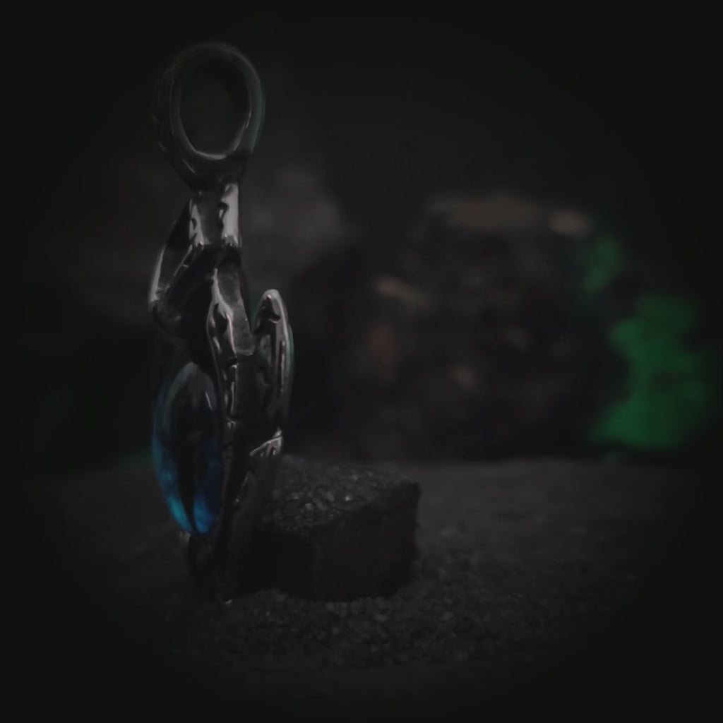 Vista en rotación 360 grados del colgante nórdico de ojo azul El Ojo de Jörmungandr en acero | Abyssal Relics.