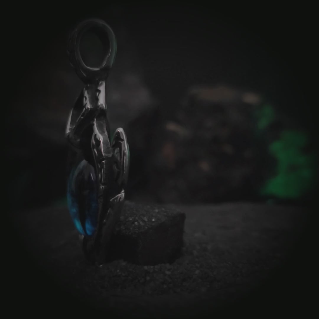 Vista en rotación 360 grados del colgante nórdico de ojo azul El Ojo de Jörmungandr en acero | Abyssal Relics.