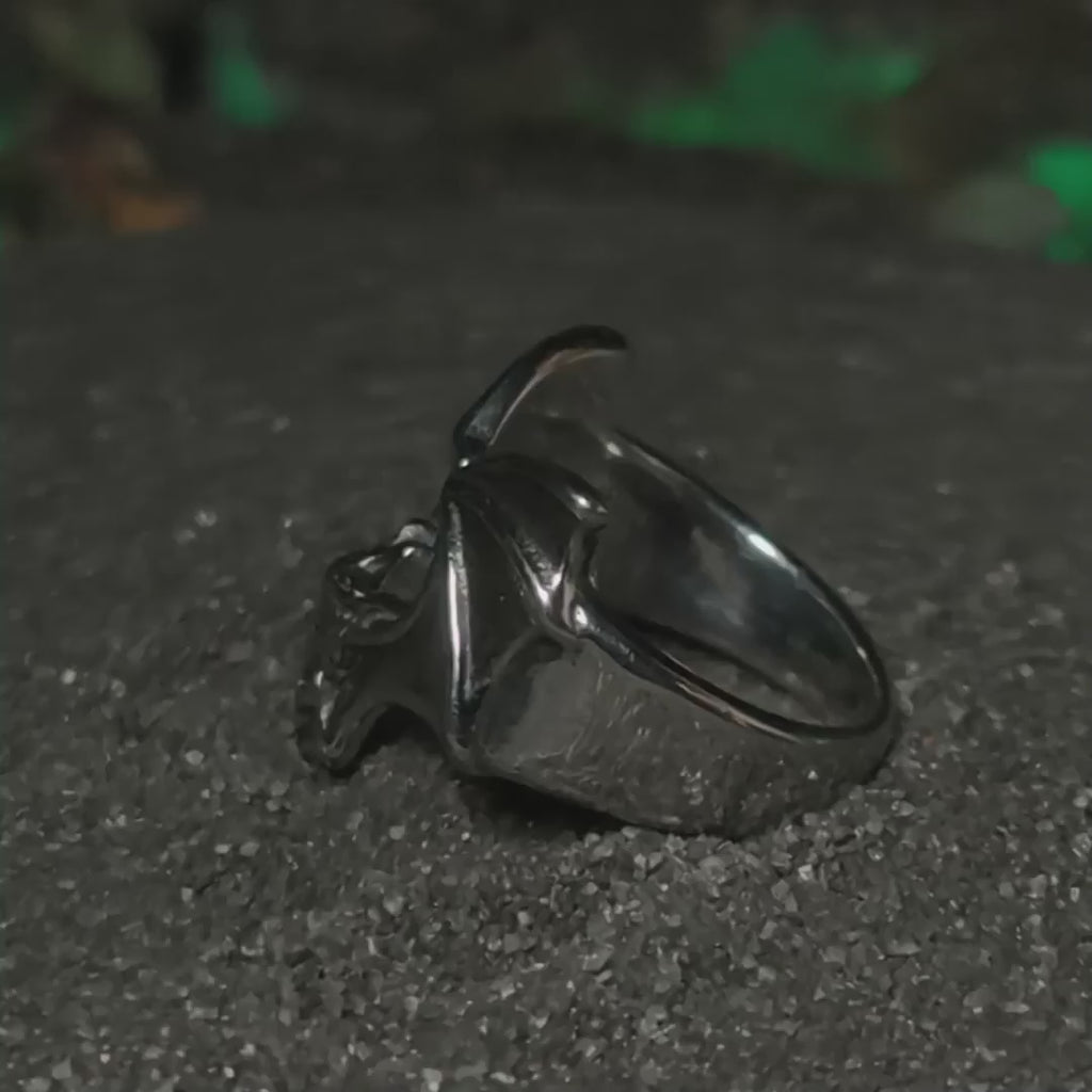 Soberano de las Sombras: Video de anillo de murciélago gótico en acero inoxidable pulido con estética vampírica y dark en Chile.