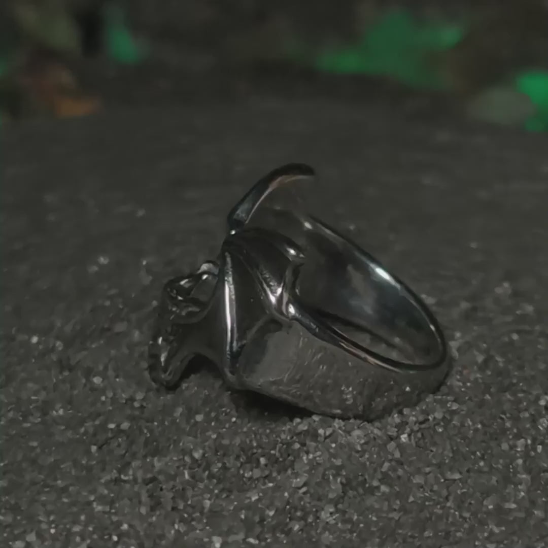 Soberano de las Sombras: Video de anillo de murciélago gótico en acero inoxidable pulido con estética vampírica y dark en Chile.