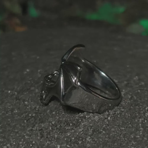 Soberano de las Sombras: Video de anillo de murciélago gótico en acero inoxidable pulido con estética vampírica y dark en Chile.
